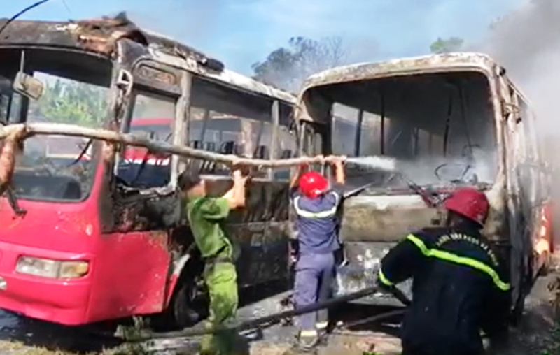 Lực lượng chuyên nghiệp nỗ lực chữa cháy.