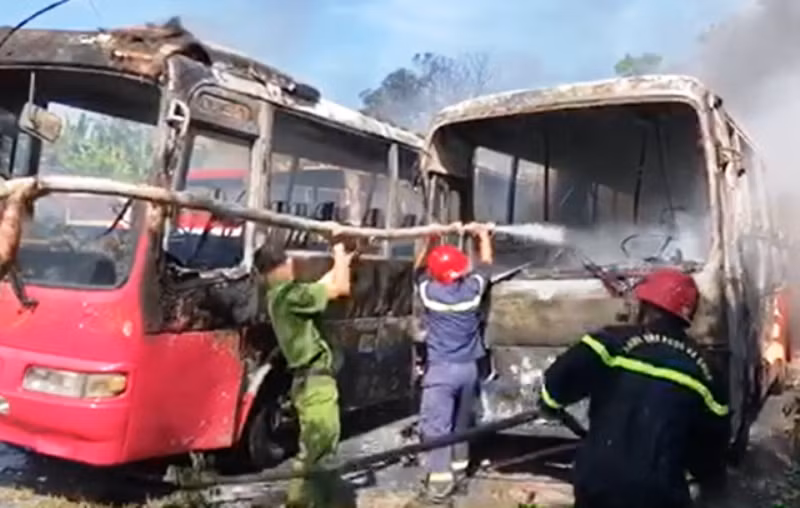 Lực lượng chuyên nghiệp nỗ lực chữa cháy.