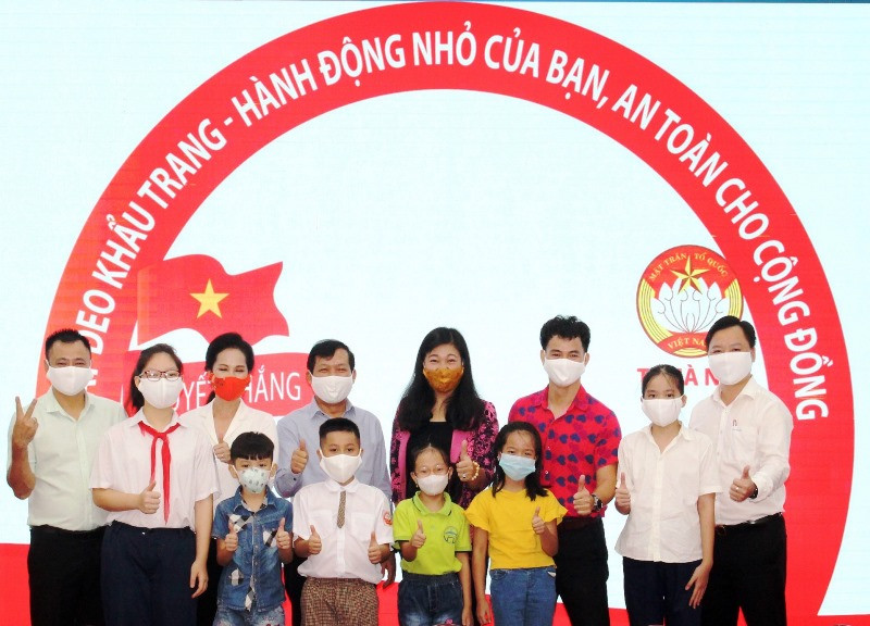 Các đại biểu hưởng ứng chương trình "Nhân dân Thủ đô đeo khẩu trang, phòng, chống dịch bệnh”. 