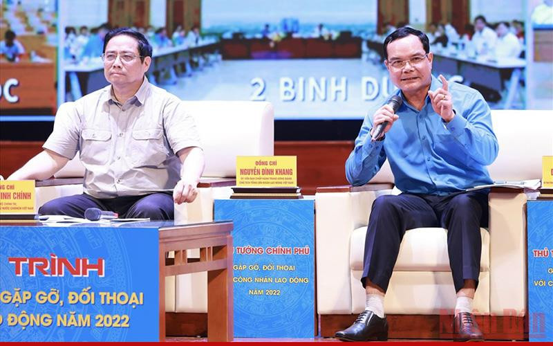 Chủ tịch Tổng Liên đoàn Lao động Việt Nam Nguyễn Đình Khang tham gia trả lời câu hỏi của công nhân, lao động về vấn đề nhà ở.