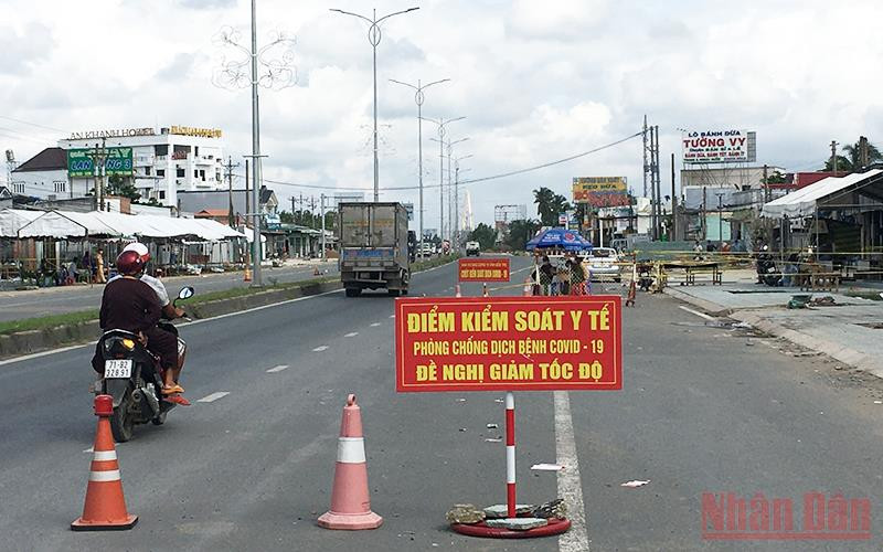 Tỉnh Bến Tre vẫn duy trì chốt kiểm soát tại cầu Rạch Miễu để kiểm soát người và phương tiện ra, vào.