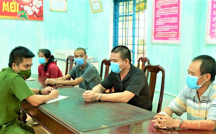 Các đối tượng cá độ bóng đá tại Công an huyện Krông Ana. (Ảnh: NGUYỄN CÔNG LÝ).