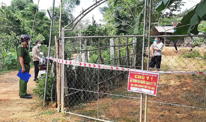 Cách ly tại nhà dưới sự giám sát chặt của Tổ Covid cộng đồng và công an xã.