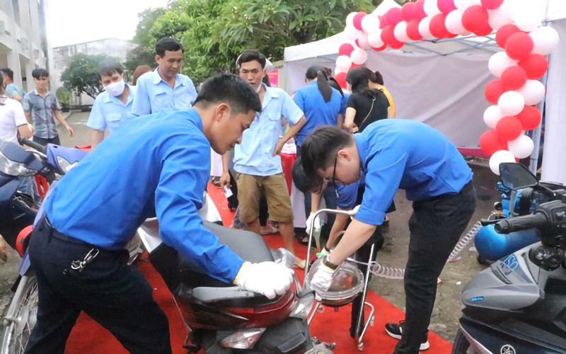 Thay dầu xe máy miễn phí tại chương trình. (Ảnh: Thảo Trang - Tỉnh đoàn Nghệ An).