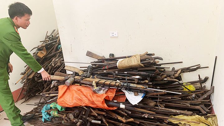 Hàng trăm khẩu súng do Công an Kỳ Sơn mới thu hồi được trong dân bản.