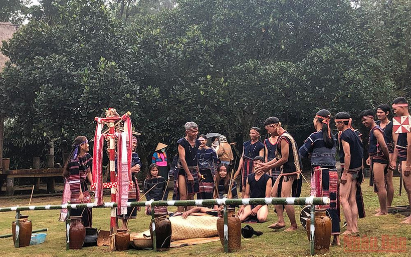 Tái hiện lễ cưới người Ba Na tại Làng.