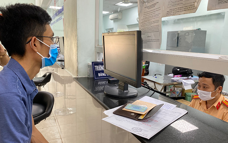 Lực lượng CSGT TP Hồ Chí Minh cấp biển số vàng cho các trường hợp xin cấp đổi.