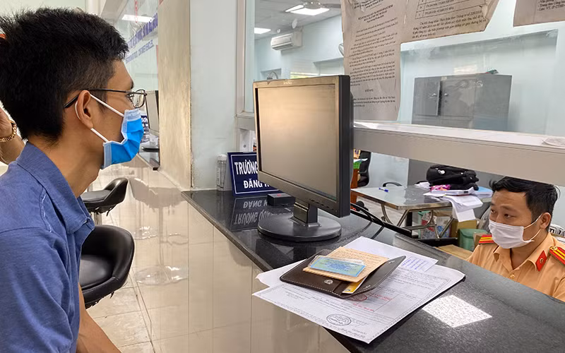 Lực lượng CSGT TP Hồ Chí Minh cấp biển số vàng cho các trường hợp xin cấp đổi.