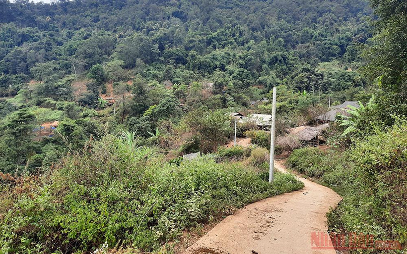 Cột điện đã chôn ở bản Huổi Lướng nhưng mấy tháng nay không có người thi công.