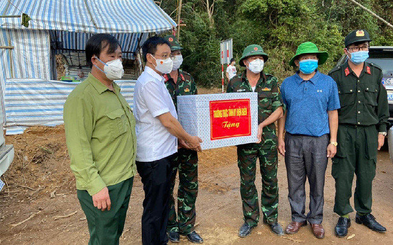 Ông Nguyễn Văn Thắng, Ủy viên Trung ương Đảng, Bí thư Tỉnh ủy Điện Biên động viên các lực lượng chống dịch ở xã Na Tông, Mường Nhà, huyện Điện Biên.