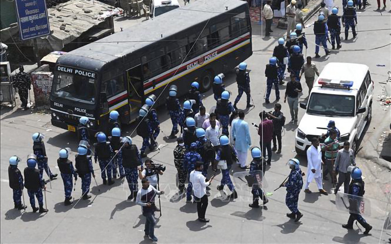 Lực lượng phản ứng nhanh Ấn Độ tuần tra trên phố ở New Delhi sau vụ đụng độ giữa người Hindu và người Hồi giáo, ngày 17/4/2022. (Ảnh: AFP/TTXVN)