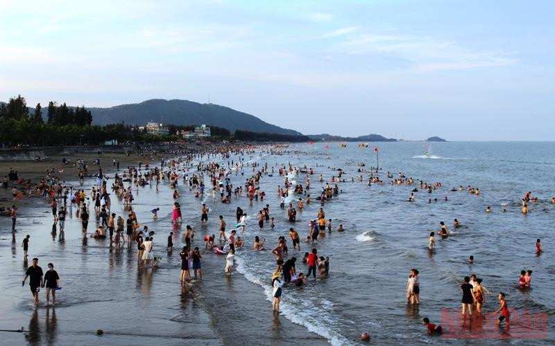 Du khách tắm biển ở khu du lịch Hải Tiến, huyện Hoằng Hóa, tỉnh Thanh Hoá.