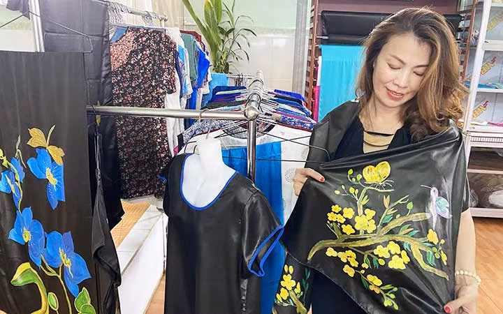 Du khách thích thú với các sản phẩm lụa lãnh Mỹ A.