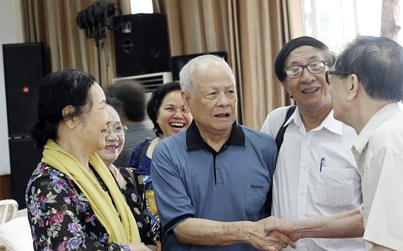 NSND Trần Phương (đứng giữa) trong một lần gặp gỡ các bạn bè nghệ sĩ. Ảnh: GIA HOÀNG