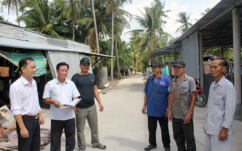 Người đứng đầu trong Chi bộ ấp Tân Phước phát huy vai trò nêu gương để cùng nhân dân xây dựng giao thông nông thôn.