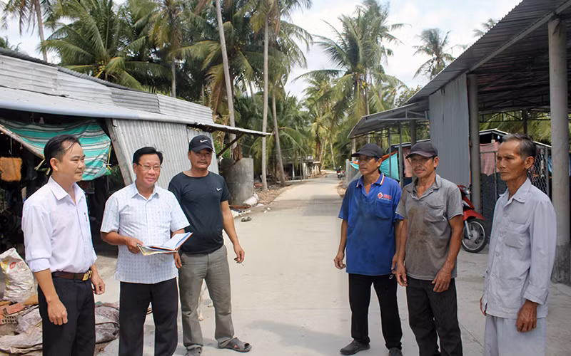 Người đứng đầu trong Chi bộ ấp Tân Phước phát huy vai trò nêu gương để cùng nhân dân xây dựng giao thông nông thôn.