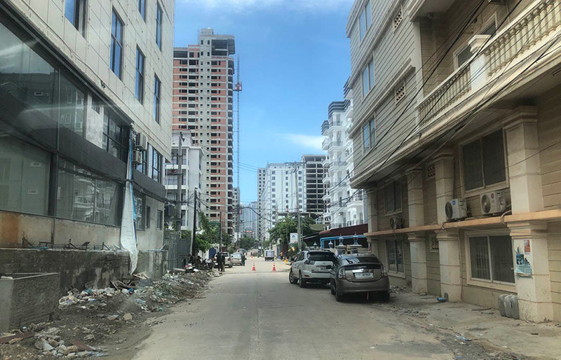 Một khu nhà bị phong tỏa trong thành phố Preah Sihanouk, sáng 4-3.