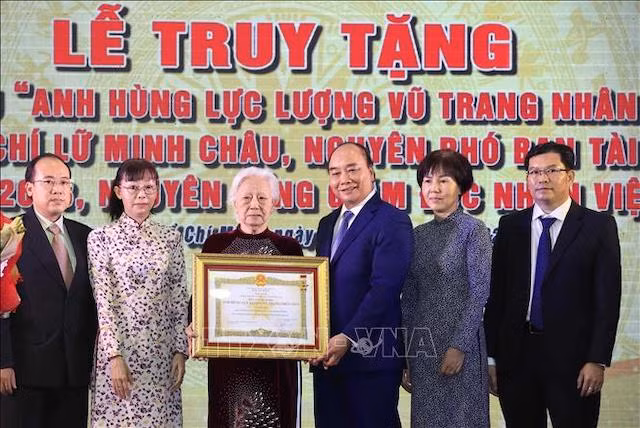 Chủ tịch nước Nguyễn Xuân Phúc dự Lễ truy tặng danh hiệu “Anh hùng lực lượng vũ trang nhân dân” cho đồng chí Lữ Minh Châu. (Ảnh: Thống Nhất/TTXVN)