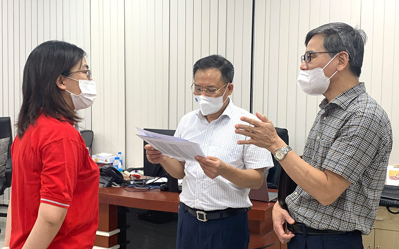 Lãnh đạo BHXH Việt Nam và BHXH thành phố Hà Nội làm việc với Công ty cổ phần Sabre Việt Nam (Hà Nội) chiều 1/10 để kiểm tra, rà soát danh sách người lao động hưởng chính sách hỗ trợ từ Quỹ BHTN. Ảnh: LAN NGỌC