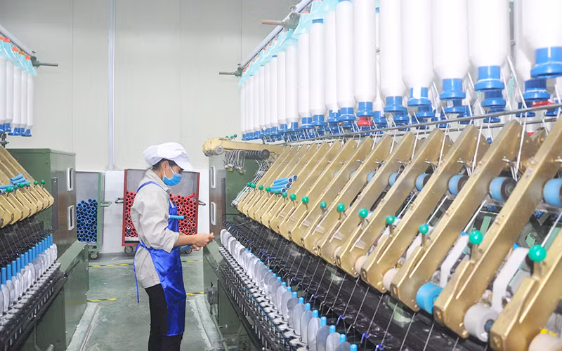 Kéo gai thành sợi đưa vào dệt.