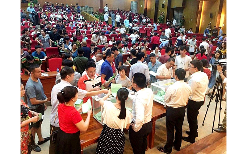 Một buổi đấu giá đất trên địa bàn TP Bắc Giang, tỉnh Bắc Giang (ảnh chụp trước ngày 27/4). Ảnh: YÊN THẾ