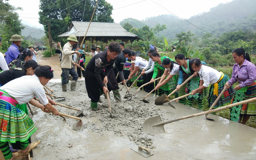 Làm đường giao thông nông thôn, xây dựng nông thôn mới tại cộng đồng dân tộc thiểu số. (Ảnh minh họa: TTXVN)