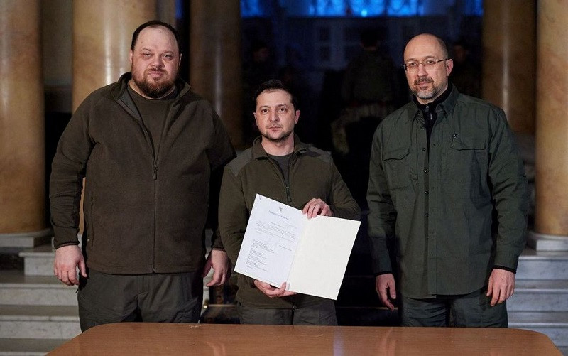 Tổng thống Ukraine Volodymyr Zelensky ký văn bản chính thức đề nghị cho Ukraine gia nhập Liên minh châu Âu, Kiev, Ukraine, ngày 28/2/2022. (Ảnh: Reuters)