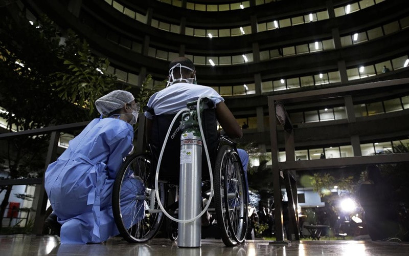 Y tá và người bệnh Covid-19 cùng xem dàn nhạc Brasilia Philharmonic biểu diễn tại bệnh viện ở Brasilia, Brazil, ngày 20-5. (Ảnh: AP)