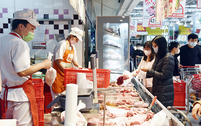 Các siêu thị giảm sử dụng túi nilon hoặc chuyển sang dùng các loại túi ít gây hại đến môi trường. (Ảnh KHƯƠNG DUY)