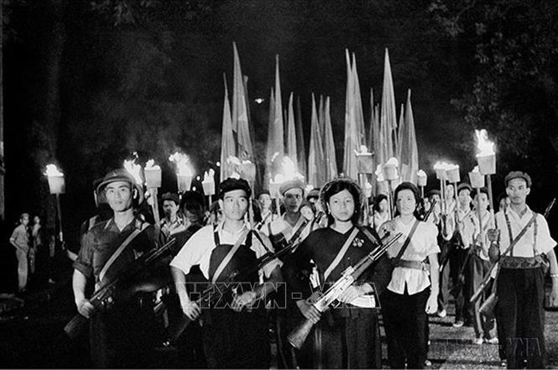 Tháng 5/1964, phong trào “3 sẵn sàng” được phát động trong thanh niên thủ đô, sau đó lan rộng khắp miền bắc. Thành công của phong trào “3 sẵn sàng” ở miền bắc và cùng với phong trào “5 xung phong” ở miền nam đã khơi dậy, hun đúc và khuyến khích tinh thần nhiệt huyết của tuổi trẻ, đưa hàng triệu thanh niên đi vào tuyến đầu của cuộc kháng chiến, góp phần to lớn vào thắng lợi của sự nghiệp kháng chiến chống Mỹ, giải phóng miền nam, thống nhất đất nước. (Ảnh: TTXVN)