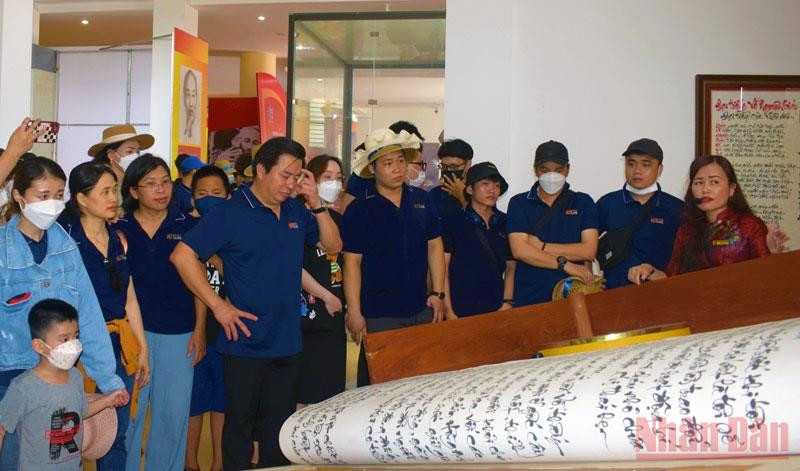 Khách du lịch đến tham quan Bảo tàng Quảng Bình.