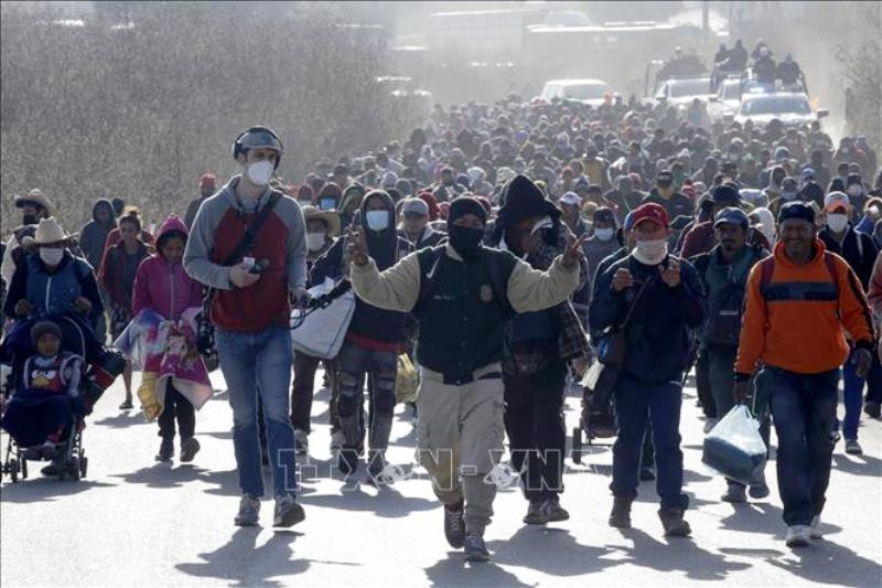 Người di cư Trung Mỹ trong hành trình tới Mỹ tại Puebla, Mexico, ngày 9/12/2021. (Ảnh: THX/TTXVN)