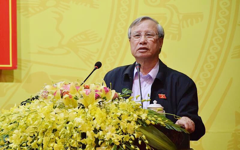 Đồng chí Trần Quốc Vượng phát biểu tại buổi tiếp xúc cử tri.