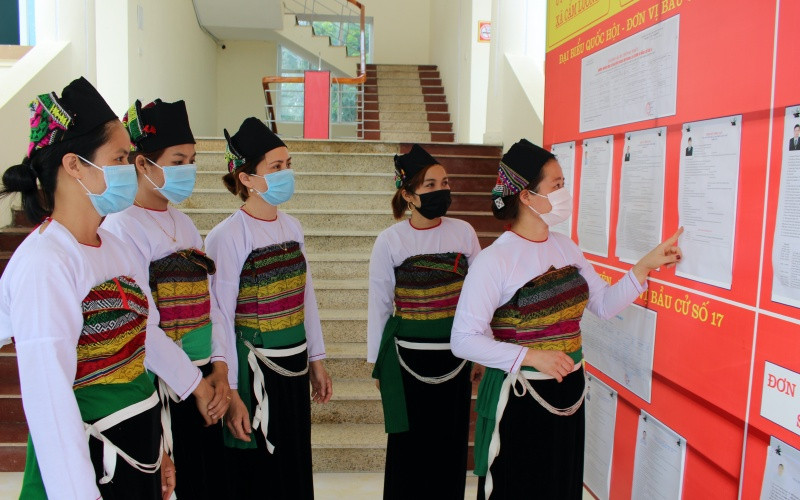 Cử tri xã Cẩm Lương, huyện Cẩm Thủy tìm hiểu về các ứng cử viên đại biểu Quốc hội, đại biểu HĐND các cấp.