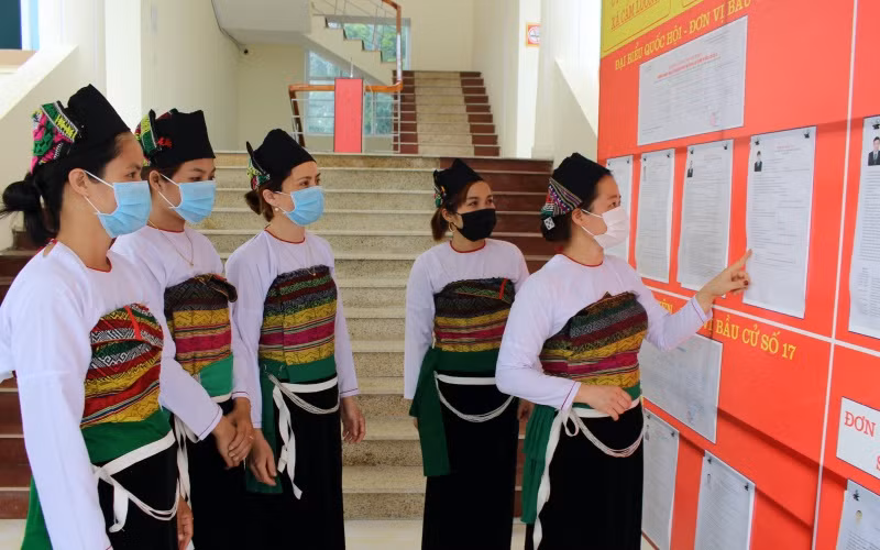 Cử tri xã Cẩm Lương, huyện Cẩm Thủy tìm hiểu về các ứng cử viên đại biểu Quốc hội, đại biểu HĐND các cấp.