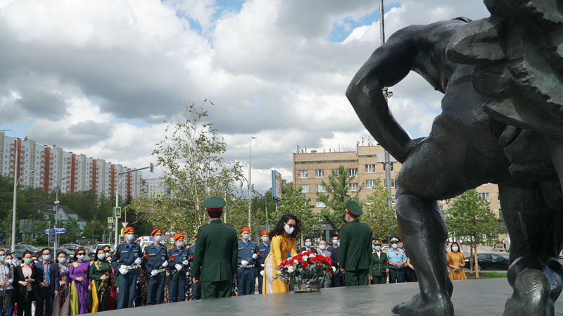 Đại biện lâm thời Việt Nam tại LB Nga Nguyễn Quỳnh Mai cùng toàn thể cán bộ Đại sứ quán dâng hoa nhân Kỷ niệm 131 năm Ngày sinh Chủ tịch Hồ Chí Minh.