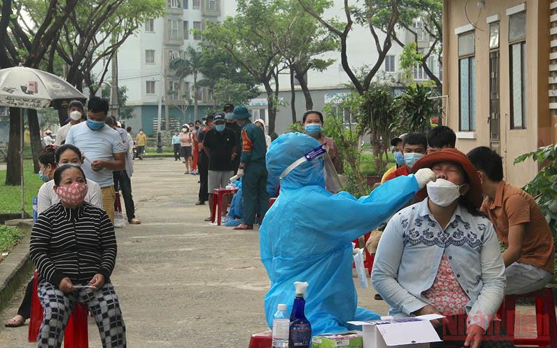 Xét nghiệm tầm soát dịch Covid-19 tại phường Nại Hiên Đông, quận Sơn Trà. (Ảnh: ANH ĐÀO)