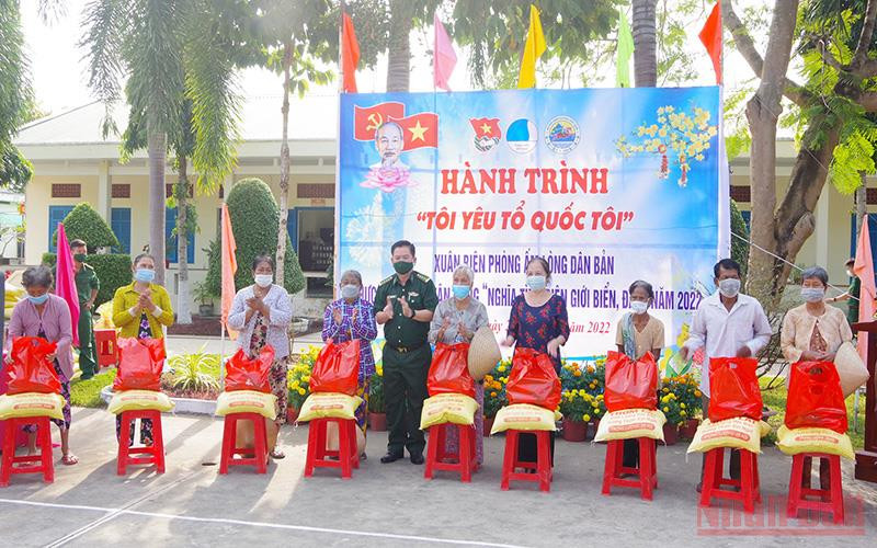 Tặng quà cho người nghèo khu vực biên giới biển huyện Trần Đề.