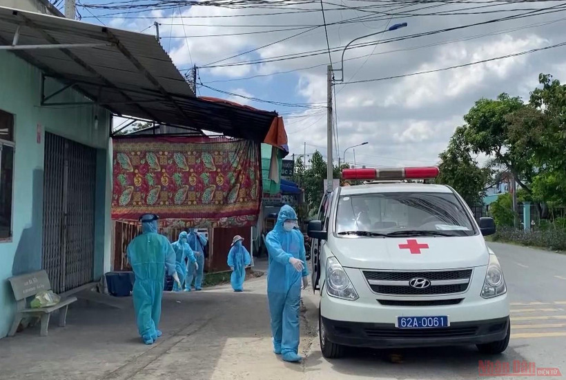 Lực lượng y tế lấy mẫu xét nghiệm những người tiếp xúc gần với các bệnh nhân. 