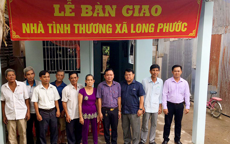 Lãnh đạo xã Long Phước luôn nỗ lực triển khai nhiều hoạt động an sinh cho người dân trong xã.