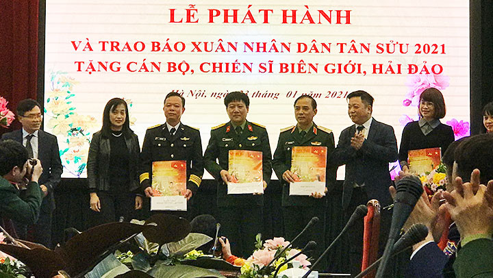 Tặng báo Xuân Nhân Dân cho bộ đội biên cương, hải đảo