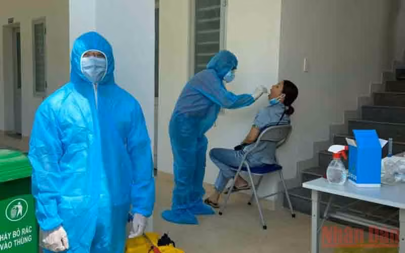 Ngành y tế tổ chức truy vết, lấy mẫu xét nghiệm.