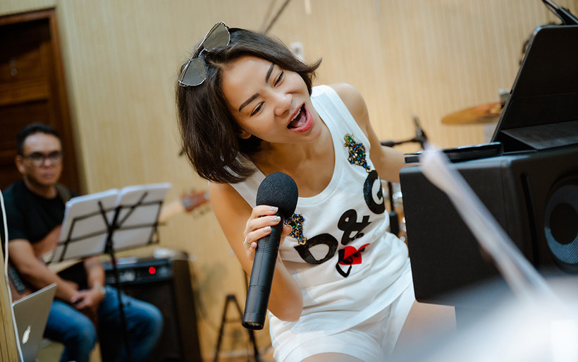 Ca sĩ Thu Minh trong phòng tập. (Ảnh: Ban tổ chức cung cấp)