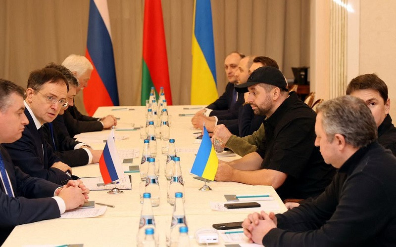 Phái đoàn Nga và Ukraine tại cuộc đàm phán ở vùng Gomel, Belarus ngày 28/2/2022. (Ảnh: BelTA/REUTERS)