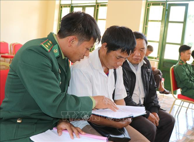 Chiến sĩ Đồn biên phòng Nậm Kè (Bộ đội Biên phòng tỉnh Điện Biên) trao đổi nội dung tuyên truyền, phổ biến pháp luật cho các trưởng bản. Ảnh: TTXVN.