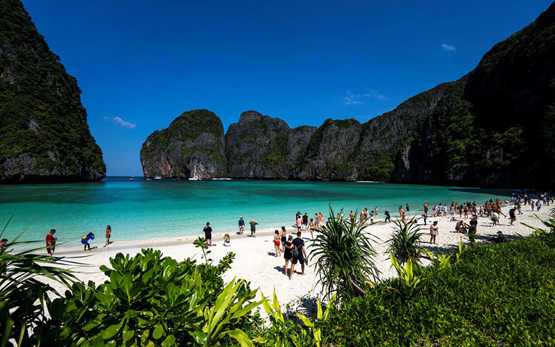 Du khách nước ngoài trên bãi biển ơ vịnh Maya, tỉnh Krabi. (Ảnh: Reuters)