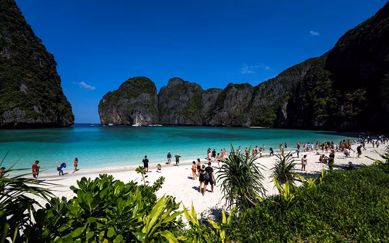 Du khách nước ngoài trên bãi biển ơ vịnh Maya, tỉnh Krabi. (Ảnh: Reuters)