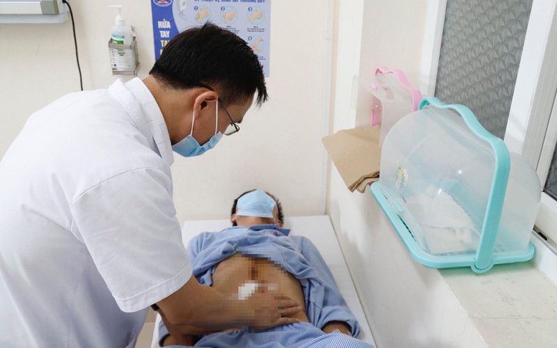 Bác sĩ khám lại cho bệnh nhân sau ca phẫu thuật.