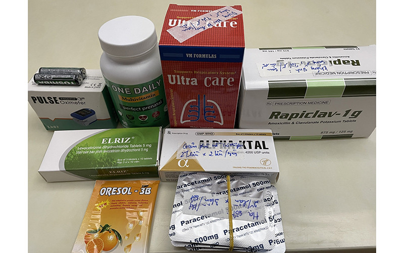 Nhiều người chuẩn bị sẵn thuốc hỗ trợ điều trị Covid-19 tại nhà. 