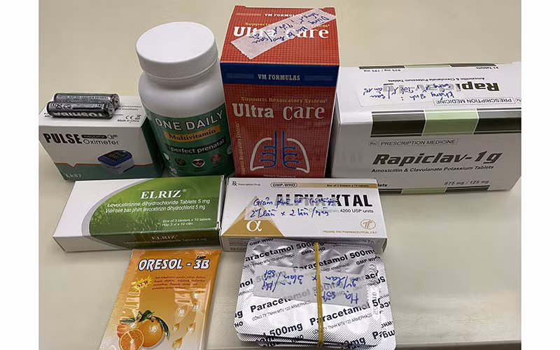 Nhiều người chuẩn bị sẵn thuốc hỗ trợ điều trị Covid-19 tại nhà. 
